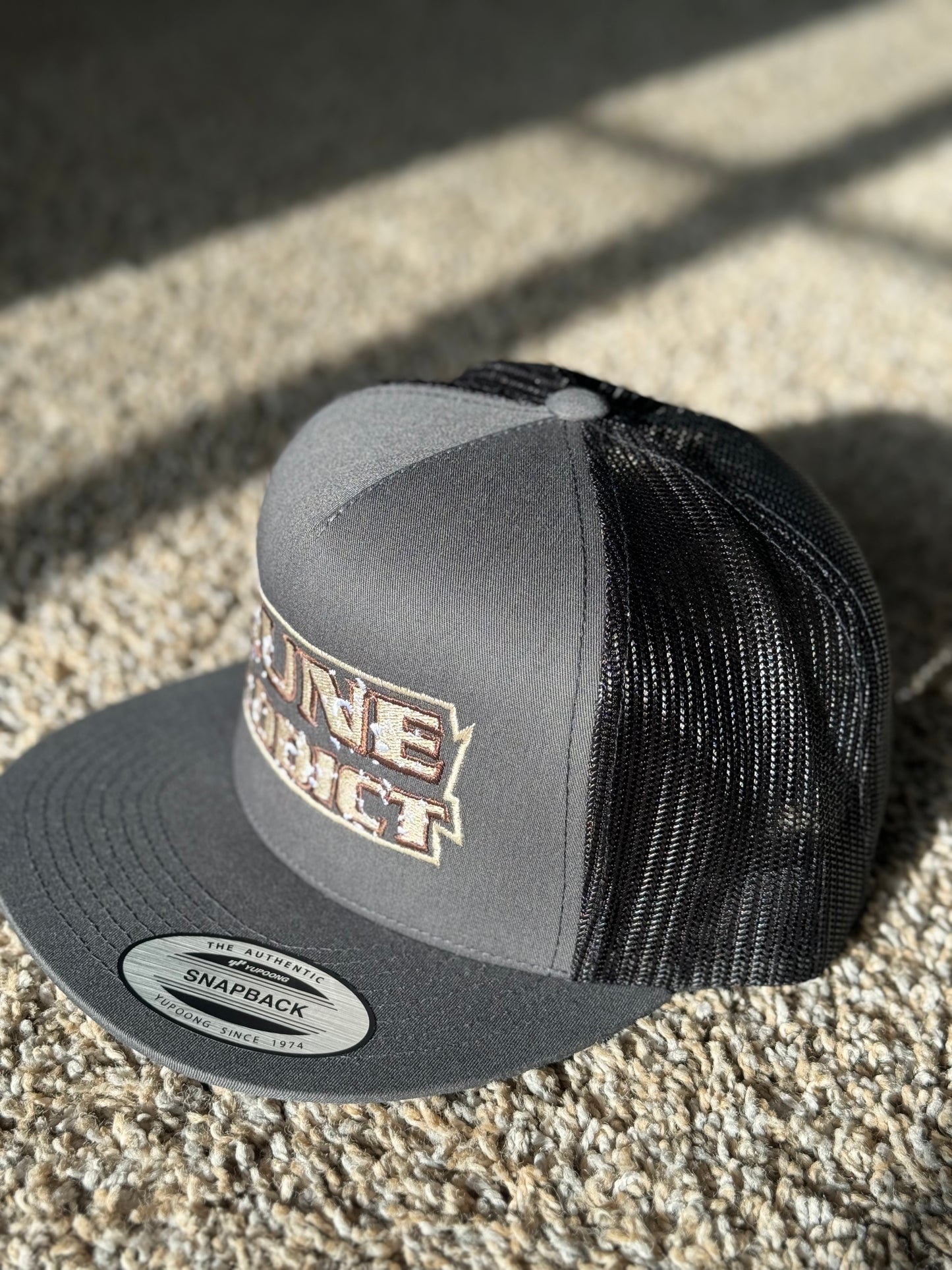 DUNE ADDICT SNAPBACK FLAT BILL TRUCKER HAT